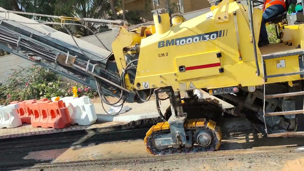 Asphalt brooding machine 