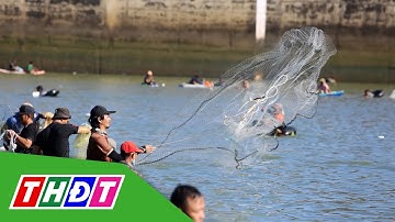 Người dân đổ xô đi bắt cá ở đập thủy điện Trị An | THDT