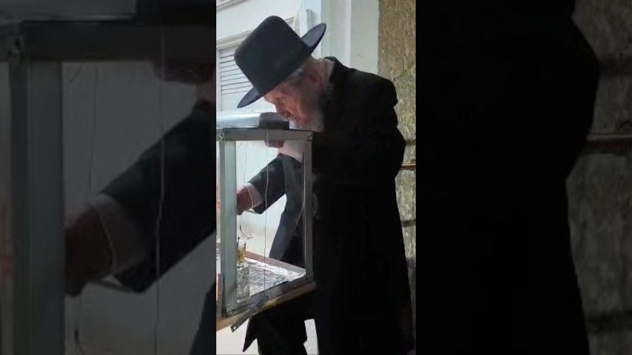 מרן ראש הישיבה הגר"ד לנדו בהדלקת נר ראשון של חנוכה בפתח ביתו בבני בר