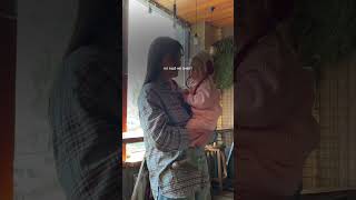 Даже в туалет с открытой дверью. Сепарационный кризис, ребенок не отпускает маму #mamagirl #семья