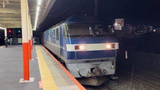 JR貨物EF210形0番台2号機（新塗装・キャラ桃）＋コキ20B（両）が西浦和駅2番線を通過するシーン（5069レ・岡A12・コンテナ輸送）2023.4.17