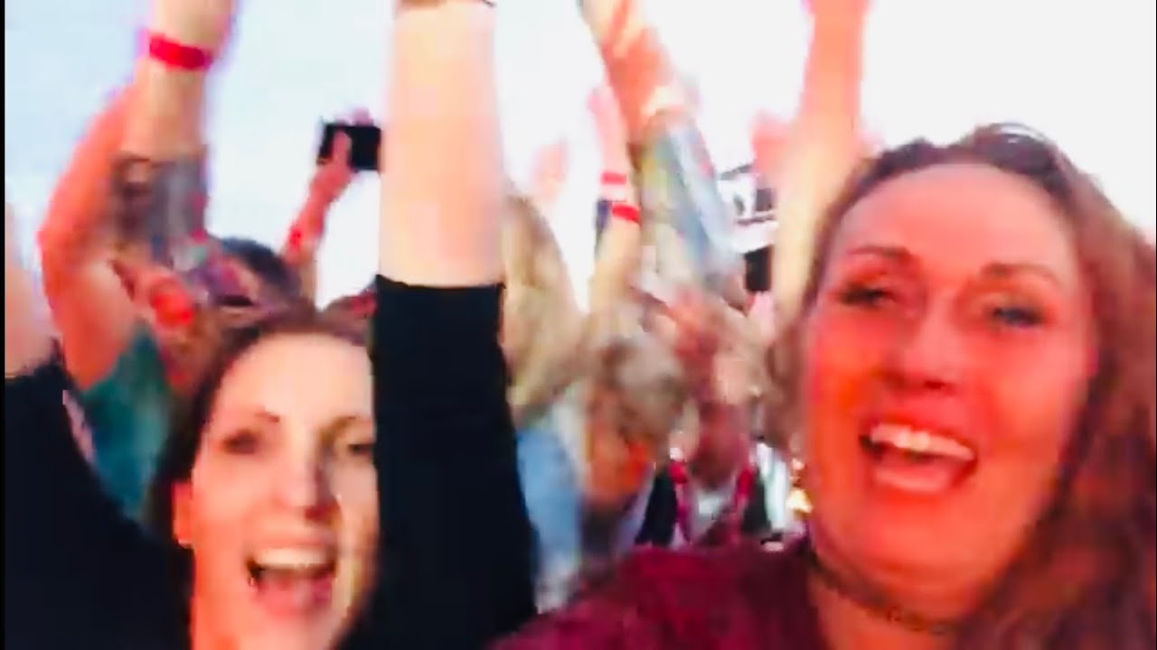 Robbies Fannies - An Aussie Fan Vloggie. HES Tour 2018 Geelong. Robbie Williams - YouTube