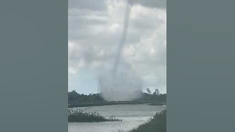 lốc xoáy có vòi rồng là có thật luôn hả trời