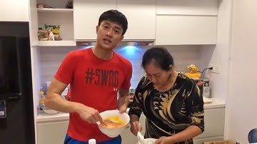 Quốc Trường vào bếp cùng mẹ đây