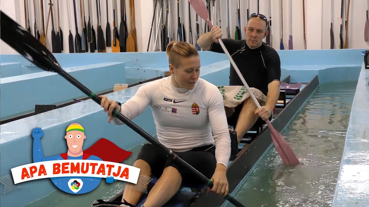 Apa bemutatja, hogy kell kajakozni