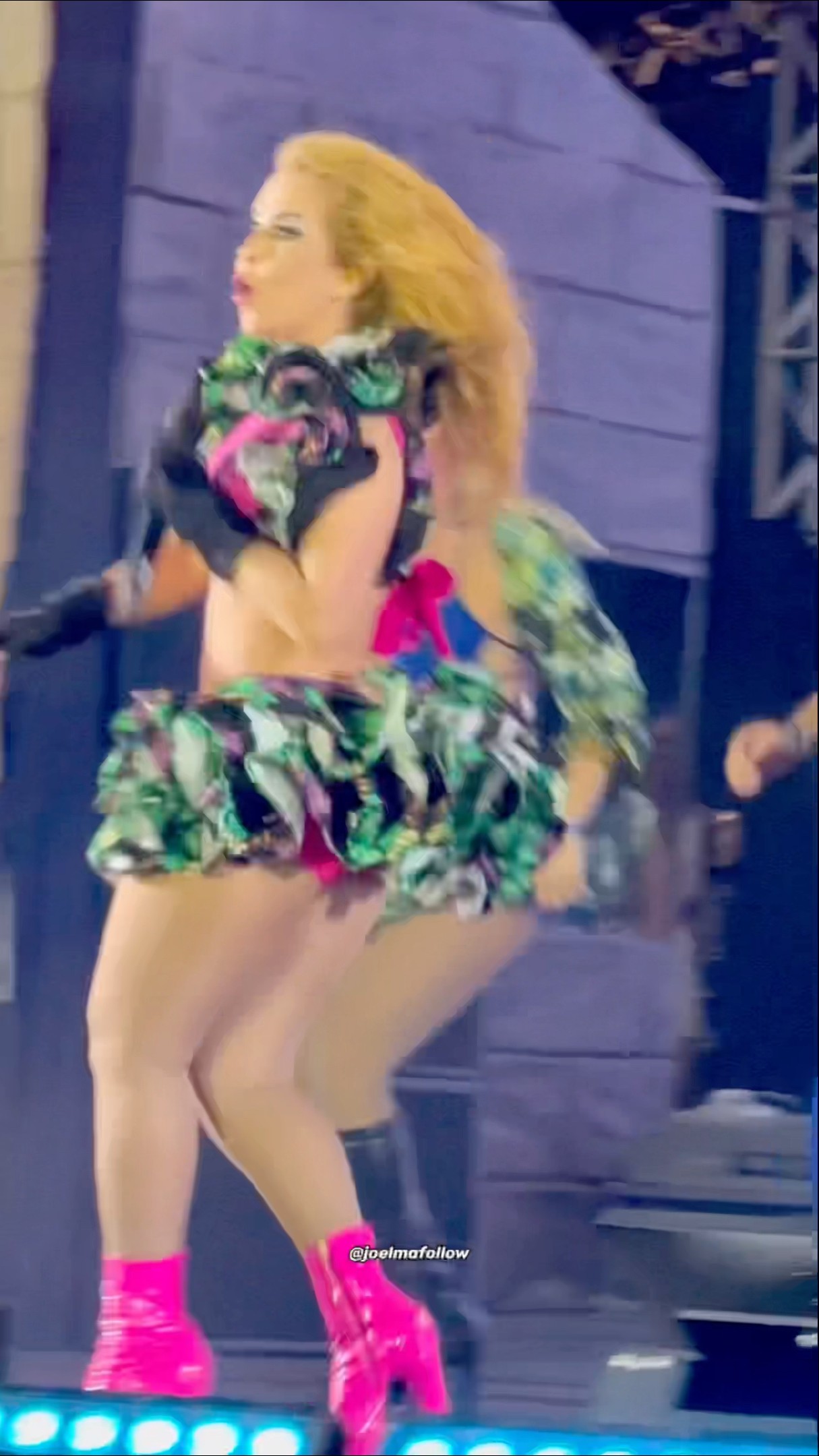 Joelma correndo no palco