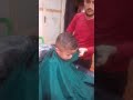 الشطور نايم هو عم بيحلق شعر
