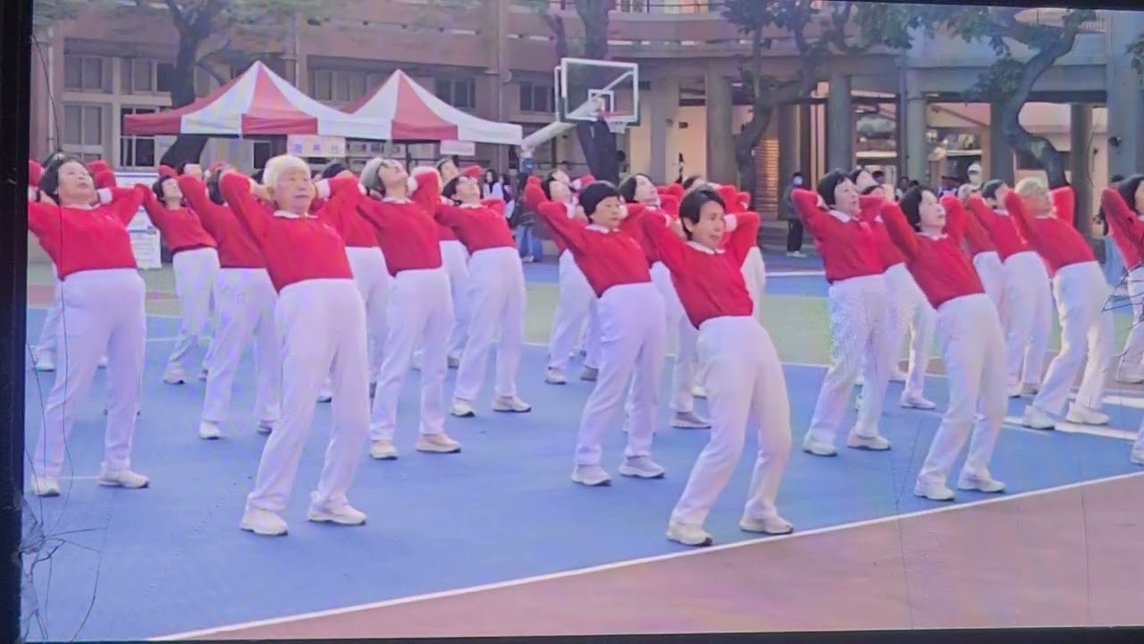 B130新竹市元極舞協會歲末送暖愛滿人間新竹市議員蕭志潔新竹市社區婦女關懷協會理事長王淑靖全球愛玉新竹科學園區青草湖旗艦店產官學國家隊衛星AI美女照服全球機器人社會企業李載榮0935030030