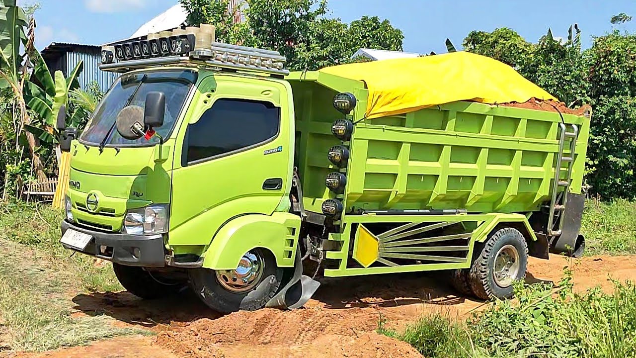 Truk Jomplang. Mobil Truk Hino DUTRO 300 X POWER Bongkar Muatan TANAH Timbunan FULL BAK Menggunung