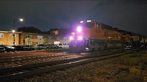 BNSF H3 Dash 9 leads a BNSF Manifest and meets a power move at Berwyn 10/25/2025