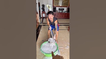 Chồng khờ xả nước xà phòng đầy nhà và mũ bảo hiểm của con bị vợ bắt được và cái kết