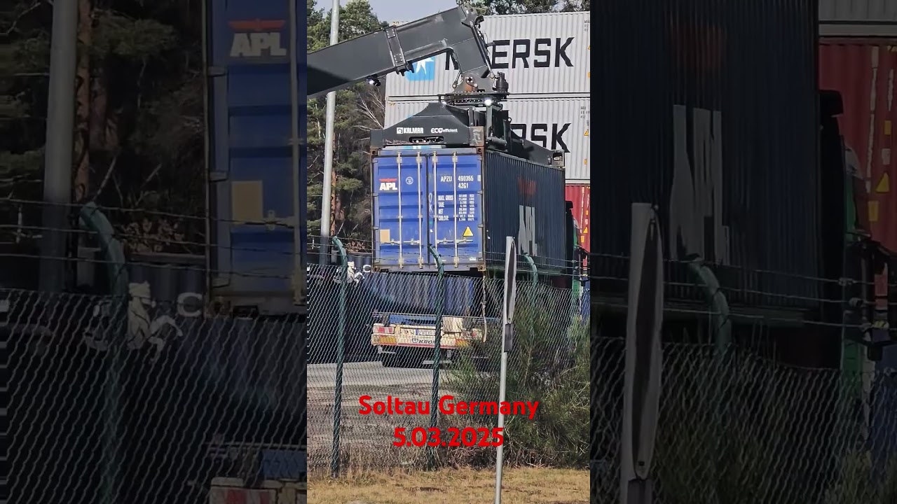 Контейнер снимают с прицепа The container is removed from the trailer  Soltau Germany