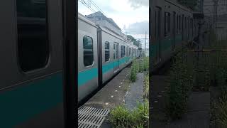 E233系2000番台北小金駅発車