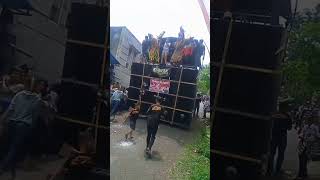 kompak audio karnaval membawa 8 sub ngamuk hampir memecahkan kaca
