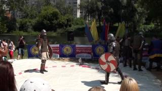 Боевое историческое фехтование (щит-меч) между представителем 
