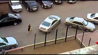 Девушка блондинка паркуется в Астане