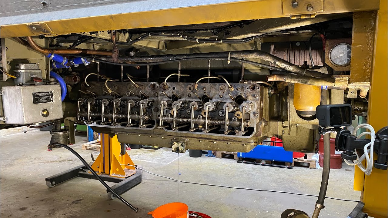 Kromhout-Werkspoor-Verheul | RET 770 cilinderkoppen trekken van Kromhout 6HT117 motor