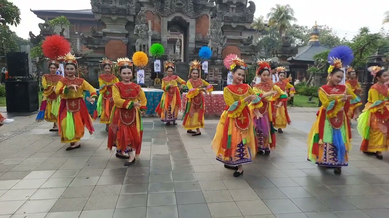 Memeriahkan Hari Ulang Tahun Jakarta ke-497....Tari NANDAK GANJEN, Anj. DKI JAKARTA TMII.