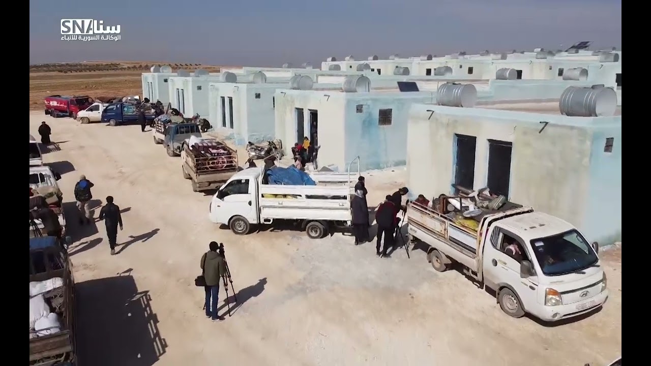 #وكالة_سنا | نقل 300 عائلة نازحة من مخيمات بزاعة إلى شقق سكنية في قرية البرازية شرق حلب.
