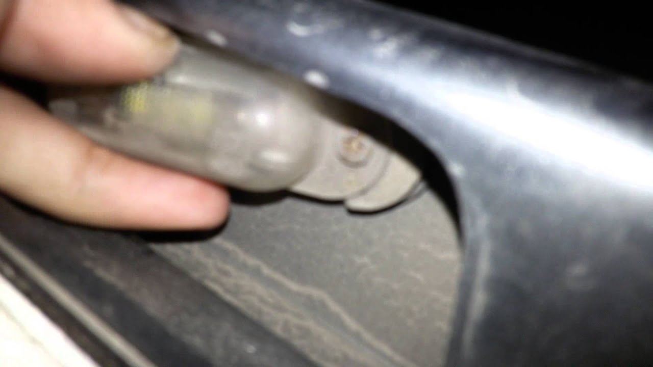 Замена лампочки в плафоне освещения заднего номера