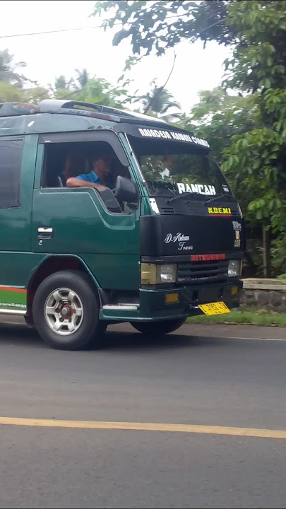 Colt Diesel 'Ragasa' minibus jadi andalan transportasi warga pelosok Jawa Barat.