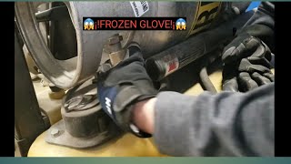 How to Change Propane Tank on a Propane Driven Forklift MUST SEE! Safety