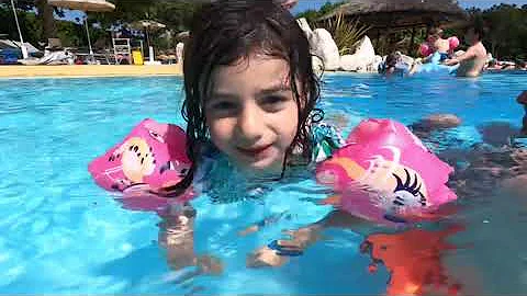 Da quando si possono portare i bambini in piscina?