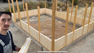 طريقة بناء كوخ -بنينا جدار الكوخ (بالسندوتش😂) -طبقتين خشب وطبقة عازل 👌👌🛠️