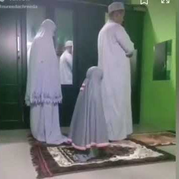 Masya allah indahnya sholat berjamaah bersama istri