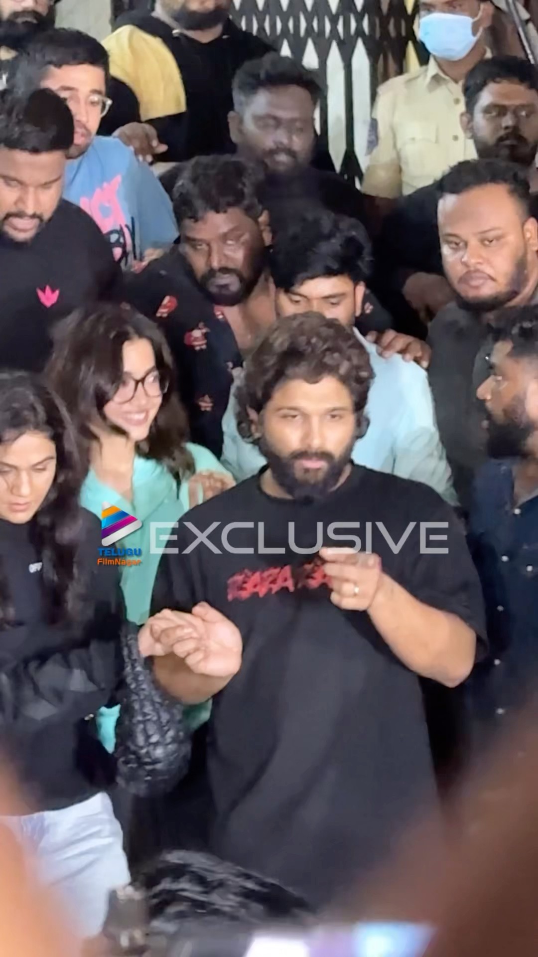 ఫ్యాన్స్ తో పుష్ప 2 చూసి వెళ్తున్న ఐకాన్ స్టార్ అల్లు అర్జున్? | #AlluArjun | #Pushpa2TheRule | TFN