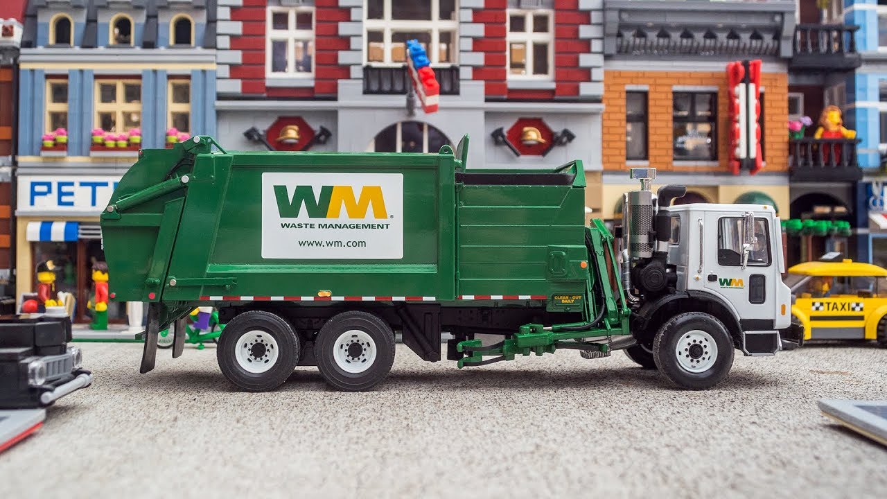 Мусоровоз настоящий. Garbage Truck 1к43 Mack. Фрэнк мусоровоз. Mack terrapro waste Management.