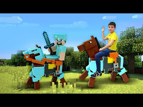 Видео: Видео игры Minecraft - Стив Майнкрафт Лего выживает в игре и ищет Сокровища! - Игры битвы онлайн