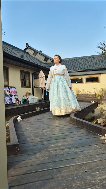 Shock. Foreigner in a Korean dress. #korea #hanbok #hanok #foreigner