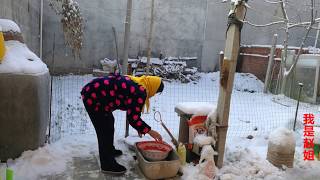 大雪天的农村奶奶用井水洗脸，还说一点都不凉，你相信吗？