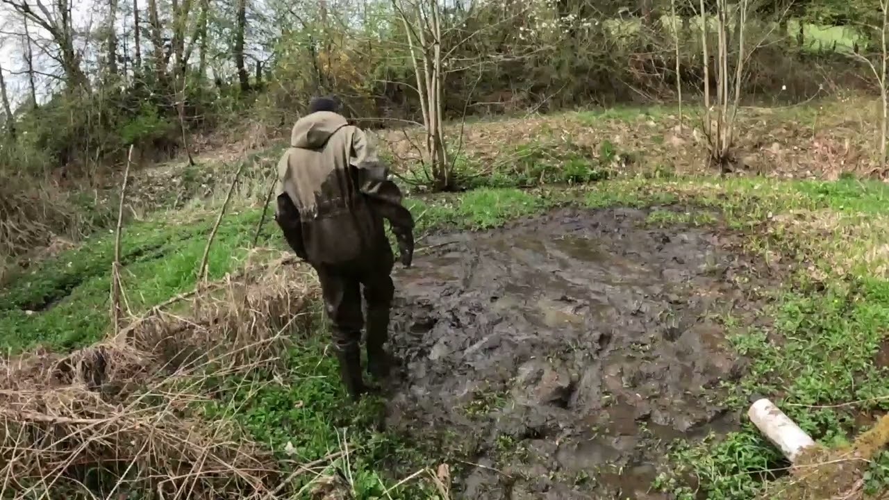 Im Regenoverall im Schlamm Teil 2 (Teich)