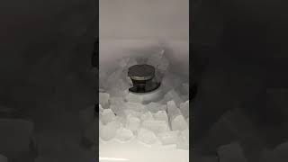 業務用の製氷機　氷作成中