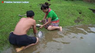 Survival Skills: Smart Girl meet Big Fish - Help Girl catch fish at stream