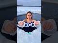 ¡La sorpresa de mamá en la pesca en hielo 😂❄️🎣 | ¿Pez o cangrejo?! 😆✨ / #shorts  #videoViral
