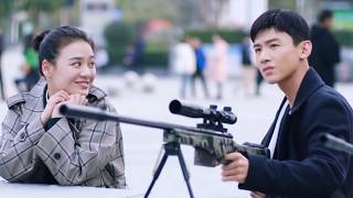 Super sweet! Handsome SWAT guy hits every balloon perfectly to win a doll for his girlfriend🎈💘 screenshot 4