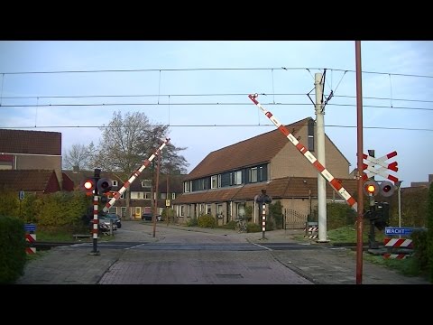 Spoorwegovergang IJsselstein // Dutch railroad crossing