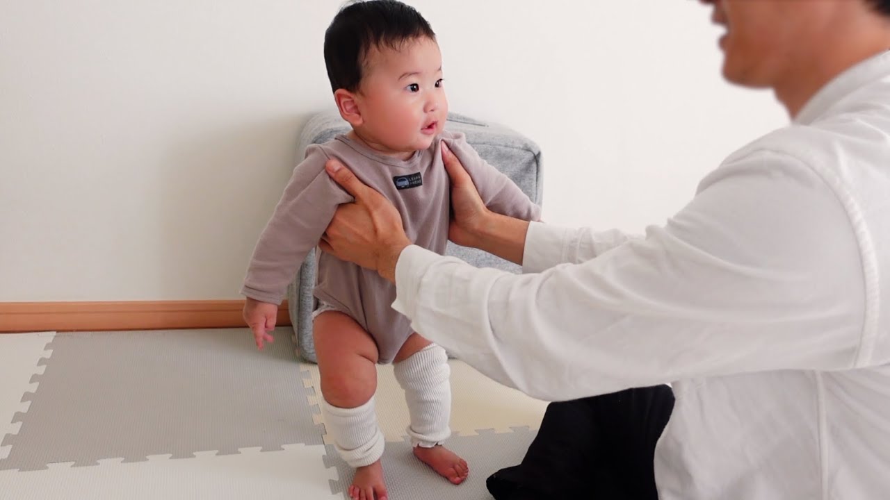 成長記録 ふにゃふにゃタッチとおすわりの生後7ヶ月の赤ちゃん 練習中 Baby Practices Sitting And Standing Youtube