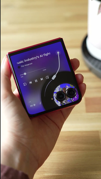Take a look at the cute media playback animations for the new Motorola Razr Plus.