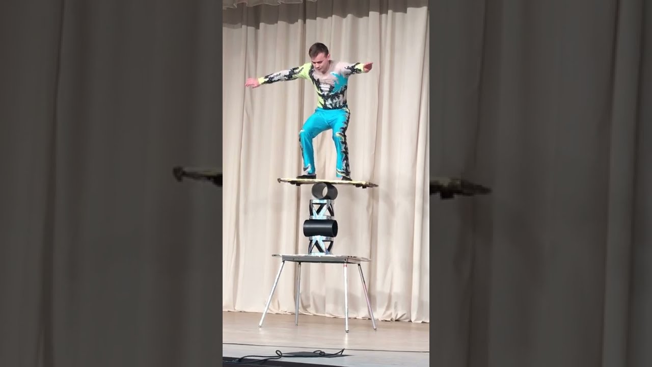 эквилибр на цилиндрах. физика архимедова сила задачи. к коромыслу весов подвешены два цилиндра одинаковой массы. закон архимеда 7 класс физика. равновесие на цилиндрах.