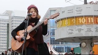 Alice Hills - Straßenmusikerin am Alexanderplatz in Berlin