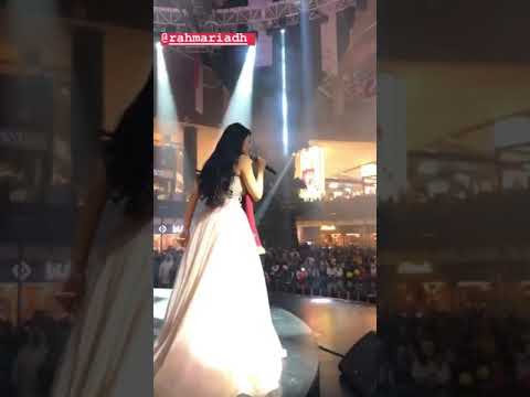 هي وهاي وهيا رحمة رياض في احدى حفلاتها