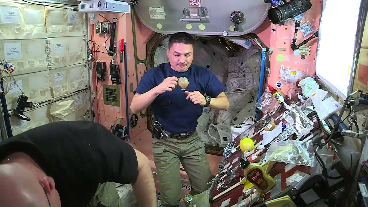 Как астронавты пьют в космосе? Фото.