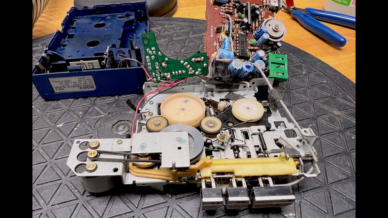 Ремонт портативного кассетного плеера Sony Walkman 4 (WM-4) после визита соседа.