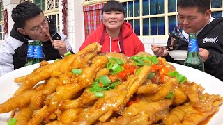 [Xia Jie in northern Shaanxi] The fat younger brother bought two large bags of chicken feet. Xia Ji