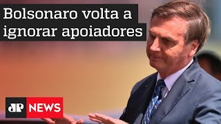 Bolsonaro volta a ignorar apoiadores e jornalistas pelo segundo dia seguido