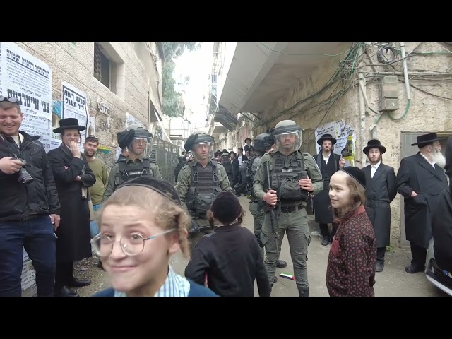 Anti-Zionist Jewish community flying Palestinian flags in Jerusalem class=